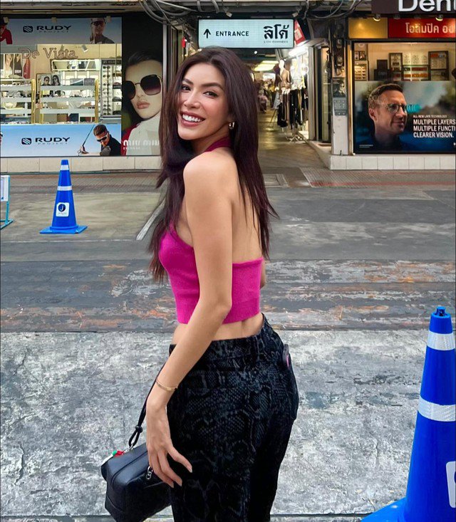 Siêu mẫu biến hoá đa dạng phong cách.