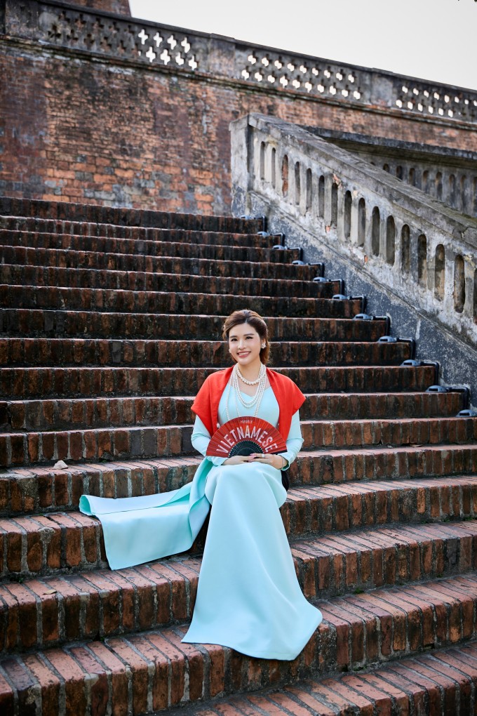 "Cảm xúc ấy tạo một sợi dây kết nối vô hình giữa thế hệ trẻ chúng tôi với những người đi trước, giúp tôi càng trân trọng giá trị tự do, độc lập hôm nay", cô nói.