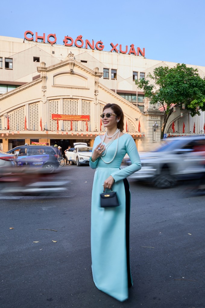 Phan Hoàng Thu lưu giữ kỷ niệm tại nhiều địa điểm nổi tiếng của thủ đô như chợ Đồng Xuân, cột cờ Hà Nội, Bờ Hồ...