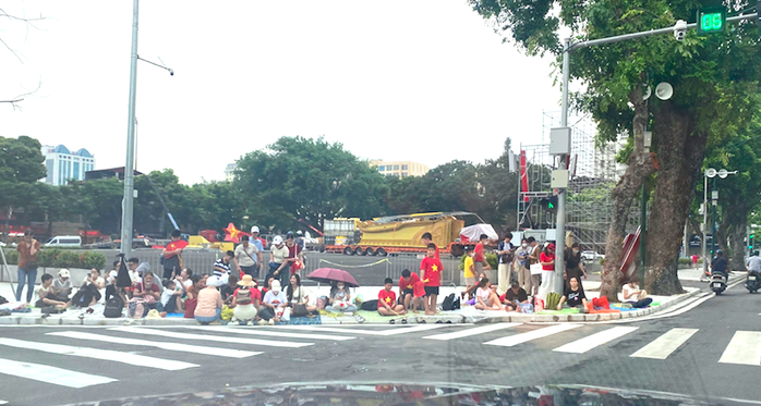 Từ 9 giờ sáng nay, rất đông người dân đã ngồi chờ để tối xem hợp luyện diễu binh, diễu hành