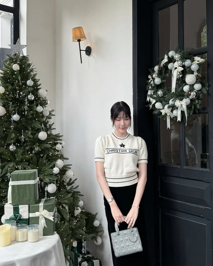 Người đẹp yêu thích túi Lady của Dior màu xanh dương có bản khắc vân nổi 3D họa tiết kim cương trị giá 5.000 USD (123,8 triệu đồng) nên diện từ hè sang đông.