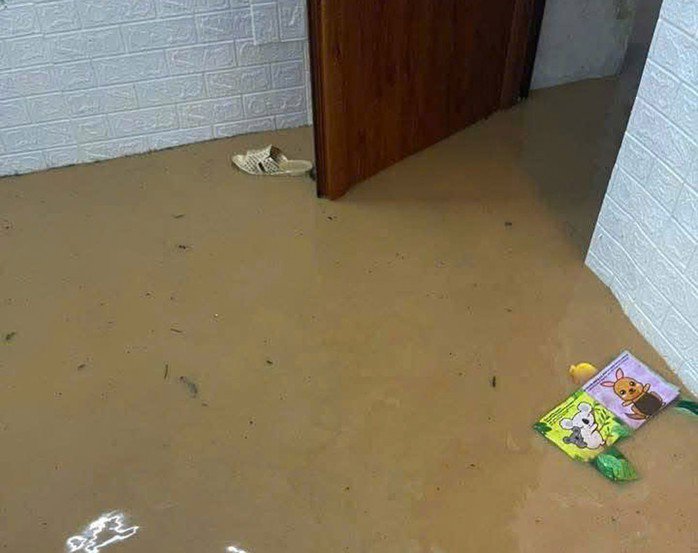 Nước lũ lên nhanh tràn vào nhà một hộ dân ở xã Sơn Động, Bắc Ninh. Ảnh: Báo Bắc Ninh