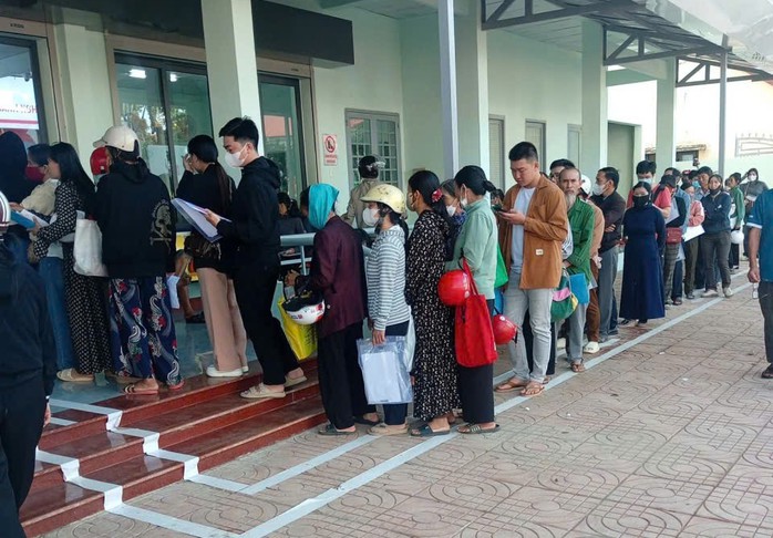 Người dân xếp hàng chờ giải quyết thủ tục hành chính trước Trung tâm phục vụ hành chính công của xã Ea Kar