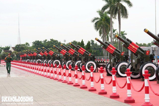 Ngày 21/8, đông đảo người dân đổ về SVĐ Quốc gia Mỹ Đình để được tận mắt chứng kiến, chụp ảnh cùng dàn pháo lễ đang tập kết tại đây.