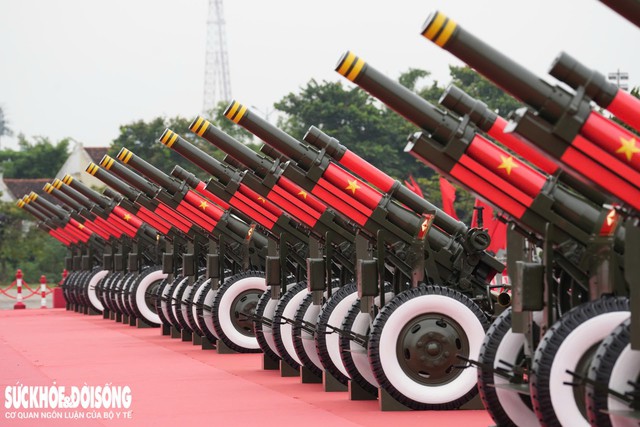 Dàn pháo lễ được các phương tiện chuyên dụng vận chuyển từ Lữ đoàn pháo binh 45 về SVĐ Quốc gia Mỹ Đình, sau gần 1,5 tiếng hành quân vào tối 19/8 trước đó.