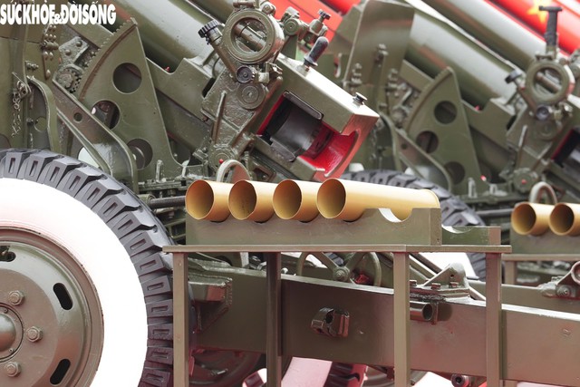 Mỗi lựu pháo 105mm có 3 pháo thủ trực tiếp vận hành. Pháo thủ số 1 có nhiệm vụ giật cò phát hỏa mỗi phát bắn, pháo thủ số 2 đóng mở khóa nòng và pháo thủ số 3 nạp đạn vào buồng đạn.