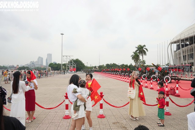 Khu vực Sân vận động Mỹ Đình (Hà Nội) có rất đông người dân đến để chiêm ngưỡng 15 khẩu pháo lễ do Lữ đoàn Pháo binh 45 tổ chức lắp đặt.