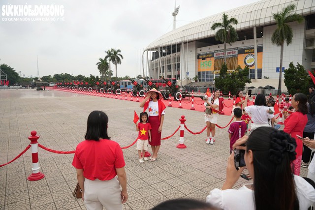 Một phần khuôn viên SVĐ Mỹ Đình được rào chắn. Người dân có thể theo dõi từ vòng ngoài, cách xa khoảng 4 m.