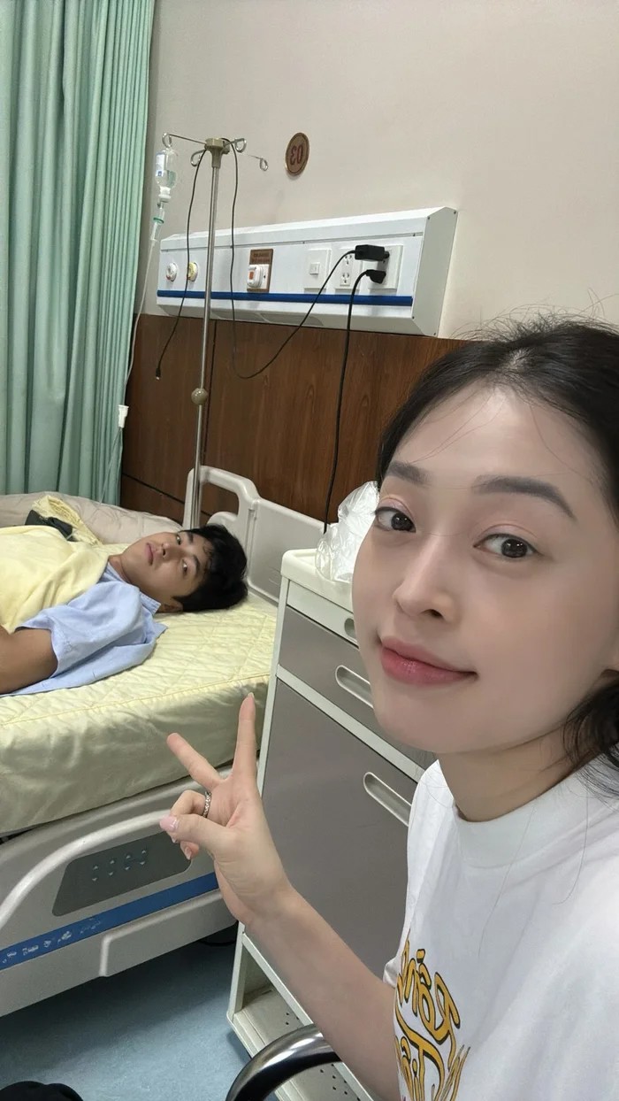 Nàng hậu chia sẻ khoảnh khắc chăm sóc chồng trên mạng xã hội. Ảnh: FB Bùi Phương Nga.