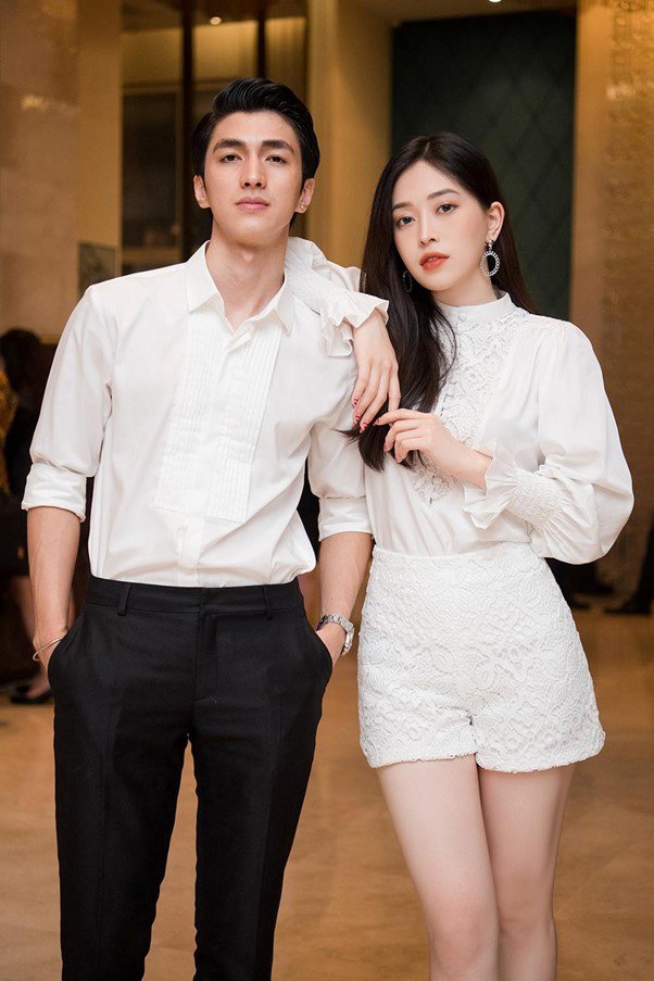 Á hậu Phương Nga lộ vòng hai lùm lùm khi chăm chồng nằm viện, nghi vấn có 