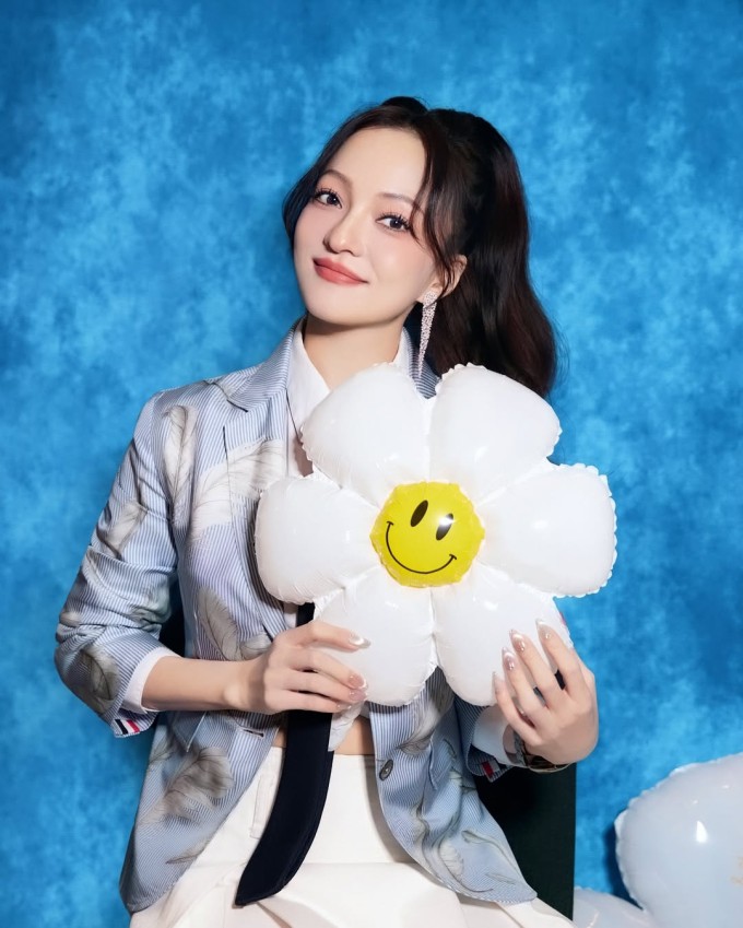 Trương Thiếu Hàm được khán giả khen trông trẻ bằng nửa tuổi thật nhờ thói quen bổ sung collagen từ sớm. Instagram angela_zhangshaohan