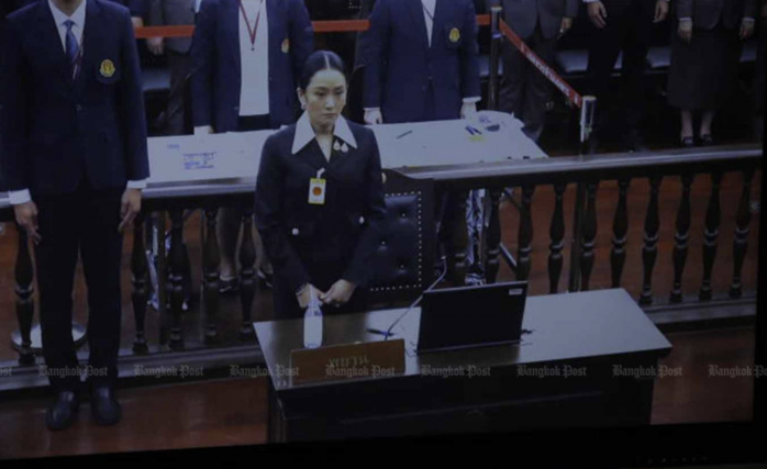 Thủ tướng bị đình chỉ Paetongtarn Shinawatra đứng trước các thẩm phán khi bắt đầu phiên điều trần hôm 21-8. Ảnh: Bangkok Post