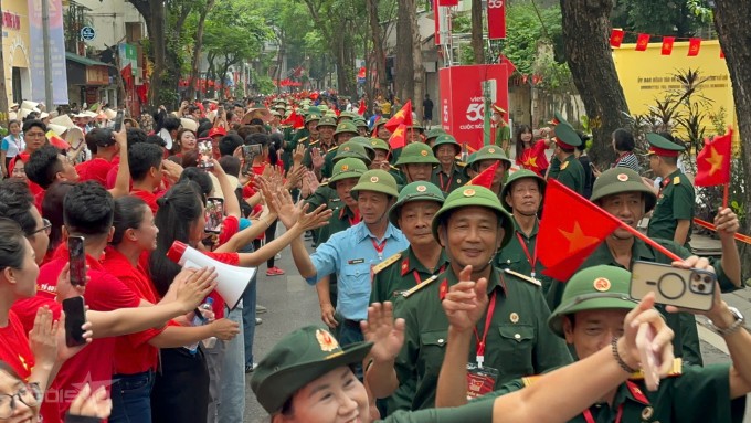 Các khối diễu binh, diễu hành đi giữa vòng tay nhân dân - 1