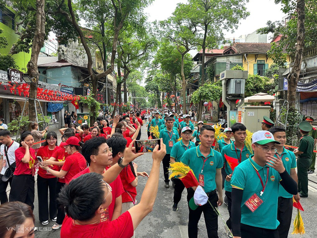 13 khối quần chúng tập trung tại phố Quán Thánh chuẩn bị cho buổi hợp luyện. Ảnh: Gia Chính