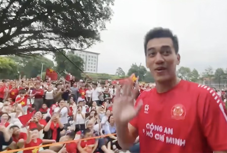 Tiến Linh được hàng ngàn người hâm mộ nhận ra và chào đón giữa Hà Nội.