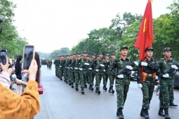 Tin tức trong ngày - Hà Nội phát đồ ăn, nước uống miễn phí cho người xem diễu binh