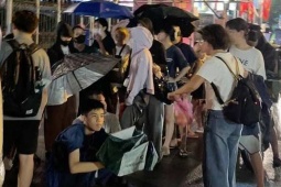Khán giả đội mưa, thức xuyên đêm chờ nhận vé 'concert quốc gia'