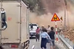 Tin tức trong ngày - VIDEO: Đất đá trên núi sạt lở vùi lấp đường khi nhiều người đang quay video