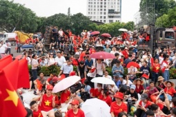 Tin tức trong ngày - Người dân đổ lên Ba Đình chờ xem hợp luyện diễu binh