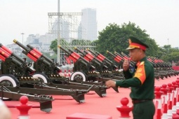 Tin tức trong ngày - Cận cảnh dàn pháo lễ sẵn sàng khai hỏa trong buổi tổng hợp luyện diễu binh tối nay 21/8