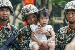 Người dân giao lưu với chiến sĩ diễu binh ở Ba Đình