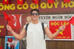 Người nước ngoài hòa mình vào không khí 2/9 ở Việt Nam