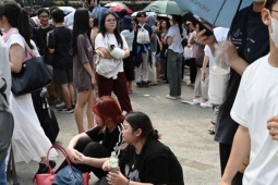 Thị trường - Tiêu dùng - Khán giả bị 'cò lấn át, ép chặt đến nghẹt thở' khi xếp hàng lấy vé concert
