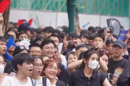 Dòng người bám rào ở Nhà hát Lớn