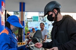 Giá xăng tăng trở lại, RON 95 vượt 20.000 đồng/lít