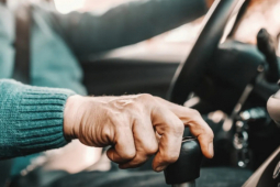 Cặp đôi cướp xe bất thành vì không biết lái số sàn