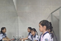 Nhà vệ sinh trường học bẩn, hiệu trưởng cần xem lại năng lực