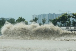 Tin tức trong ngày - Vùng áp thấp có khả năng mạnh lên thành bão trên Biển Đông