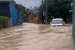 30 phút nước mưa dâng 1m, dân Đồng Nai đang ngủ thì bật dậy ôm con chạy