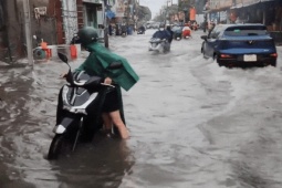 Tin tức trong ngày - Xe máy ngã nhào giữa 'biển nước', người dân TPHCM chật vật đi làm sáng sớm
