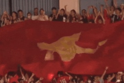 Giải trí - Sức ép ngược từ những biển người