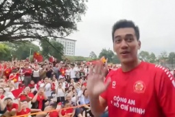 Tiến Linh và CLB Công an TP.HCM “gây sốt” khi đi tập giữa vạn người xem hợp luyện A80