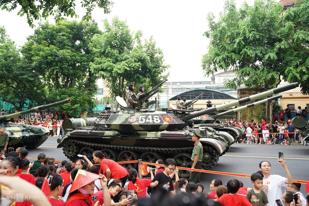 Bộ đội, xe pháo đổ về Ba Đình chuẩn bị hợp luyện - 85