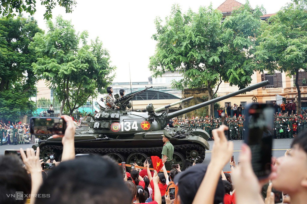 Bộ đội, xe pháo đổ về Ba Đình chuẩn bị hợp luyện - 86