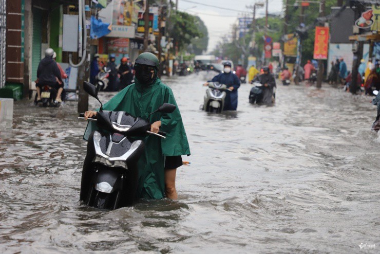 Xe máy ngã nhào giữa &#39;biển nước&#39;, người dân TPHCM chật vật đi làm sáng sớm - 5