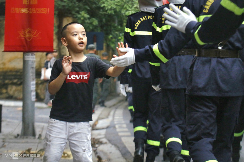 Bộ đội, xe pháo đổ về Ba Đình chuẩn bị hợp luyện - 77