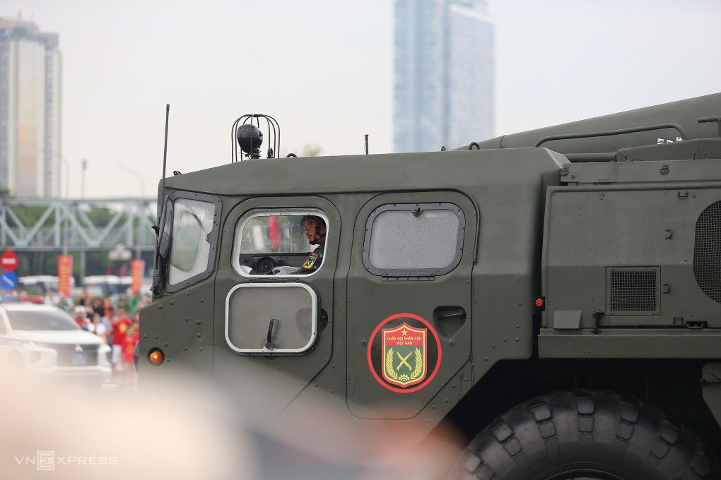 Tổ hợp tên lửa đạn đạo Scud-B với tên lửa đối đất R-17E tiến vào trung tâm thành phố. Ảnh: Phạm Chiểu