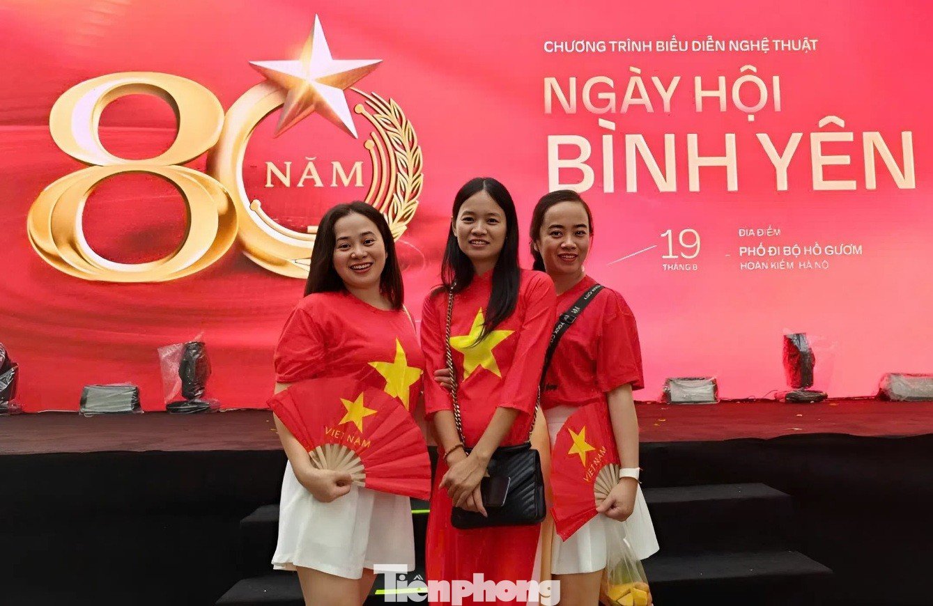 Khu vực Hồ Gươm thời gian này thu hút đông đảo người dân đến chụp ảnh hưởng ứng ngày lễ lớn của dân tộc. Ảnh: Tú Oanh.