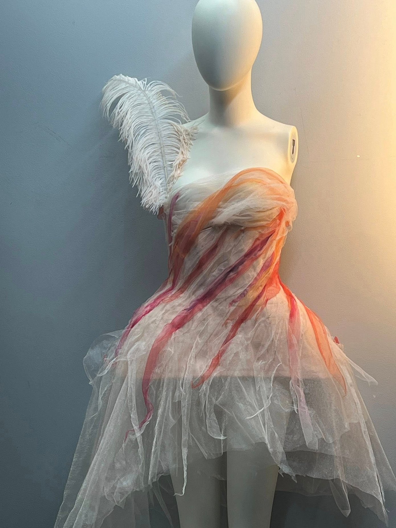 Châu Bùi gây ấn tượng mạnh với tạo hình sân khấu solo lãng mạn, dịu dàng theo phong cách balletcore. Sáng tạo của NTK Nhã Mi (CUMOI) được lấy cảm hứng từ hiệu ứng màu nước, vừa bay bổng vừa tinh xảo, khiến “em xinh” Phương Mỹ Chi phải xin “in tư” NTK ngay sau phần trình diễn.