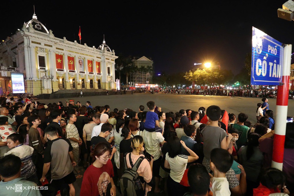 Người dân đứng kín quanh quảng trường Nhà hát lớn Hà Nội chờ xem các lực lượng tham gia hợp luyện đi qua. Ảnh: Hiếu Lương