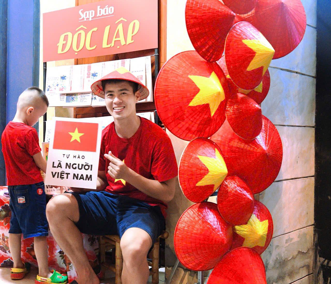 Vợ chồng cầu thủ Duy Mạnh trang trí cửa tiệm và sạp kem từ tối hôm trước. 