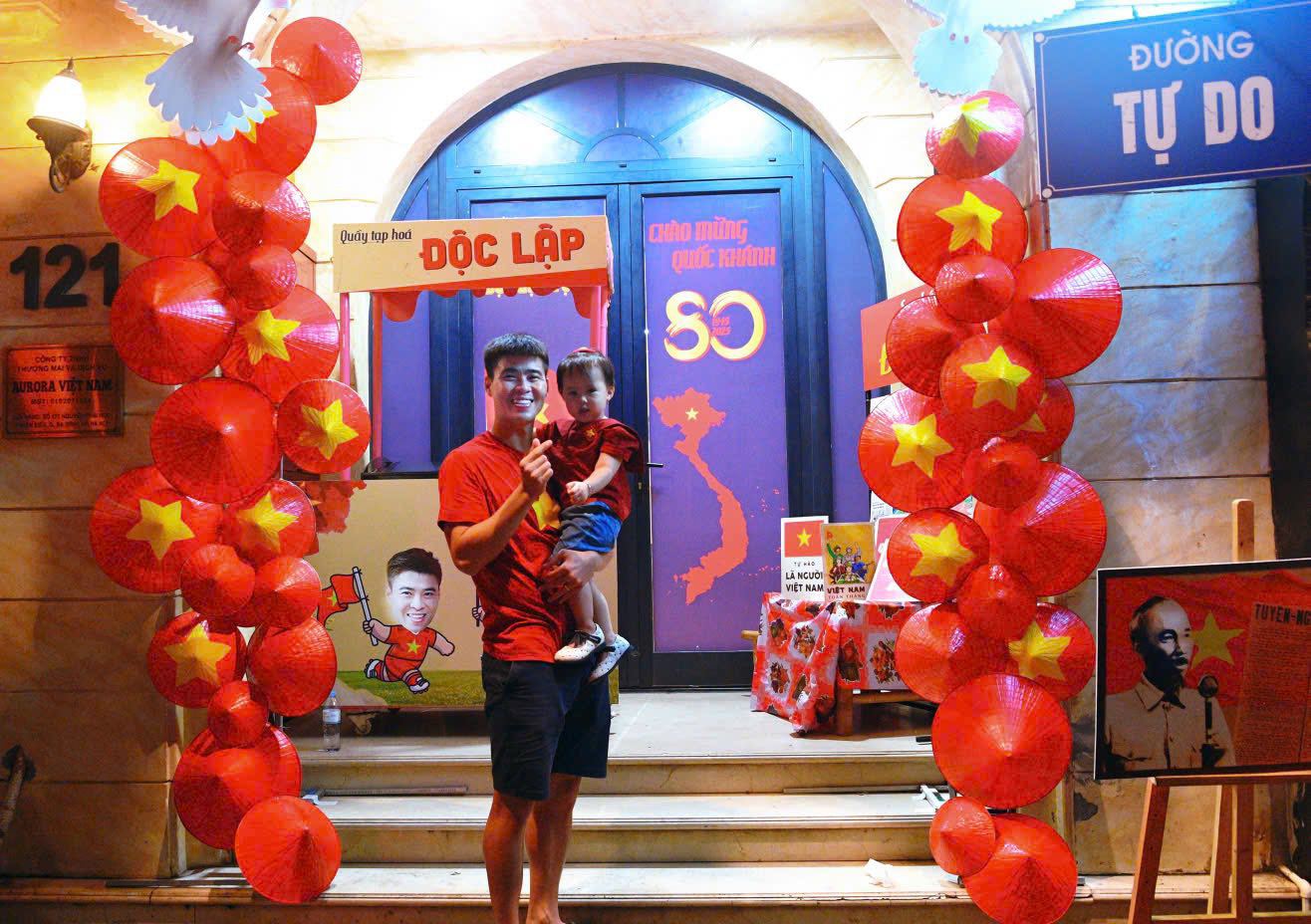 Trước đó, Duy Mạnh cùng vợ con trang trí cửa tiệm và sạp kem