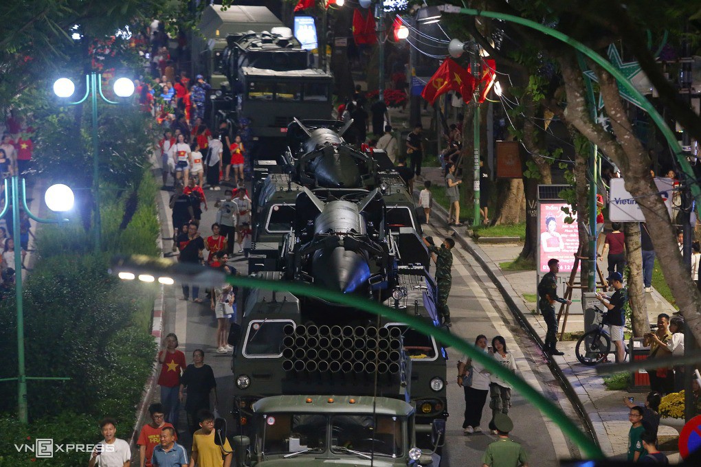 Bộ đội, xe pháo đổ về Ba Đình chuẩn bị hợp luyện - 2