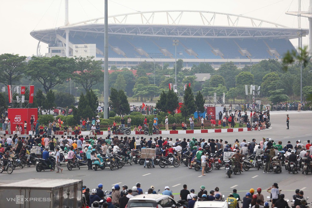 Đông đảo người dân đứng hàng giờ phía trước sân vận động chào đón đoàn xe. Ảnh: Phạm Chiểu