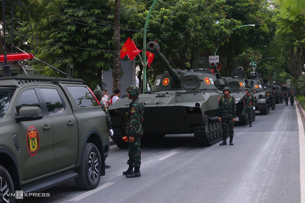 Hàng trăm xe tăng, tên lửa, thiết giáp xếp hàng dài trên đường Thanh Niên, chuẩn bị vào quảng trường Ba Đình. Ảnh: Phạm Dự