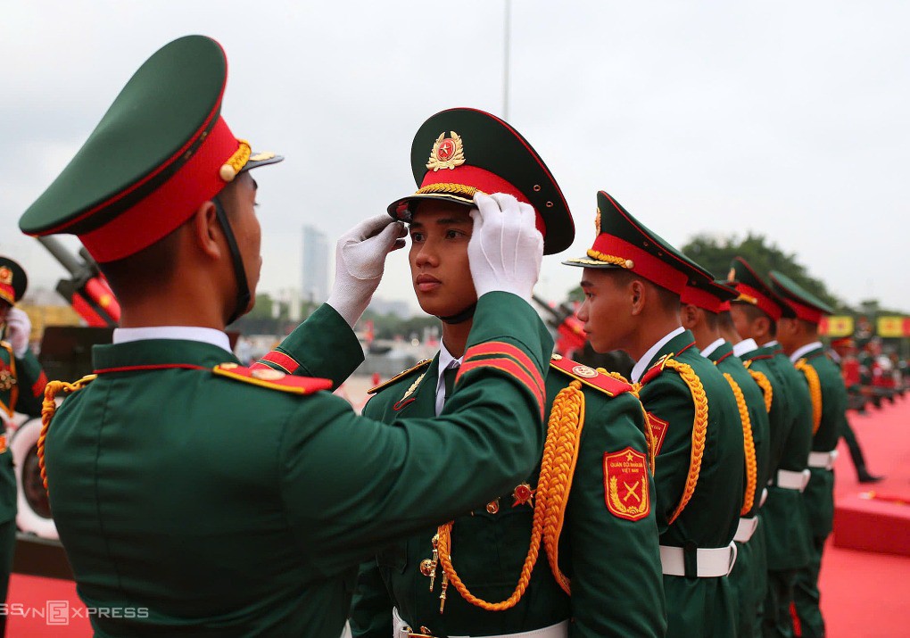 Các chiến sĩ giúp nhau chỉnh đốn trang phục. Ảnh: Phạm Chiểu